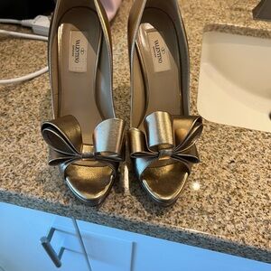 Valentino Garavani bow platform gold patent heels Size 39.5 /9.5
